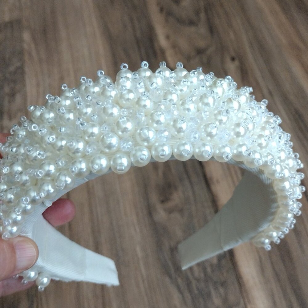 Artisan Glow: Headband with Acrylic Pearls and Crystals" beige. - Picture 7 of 14
